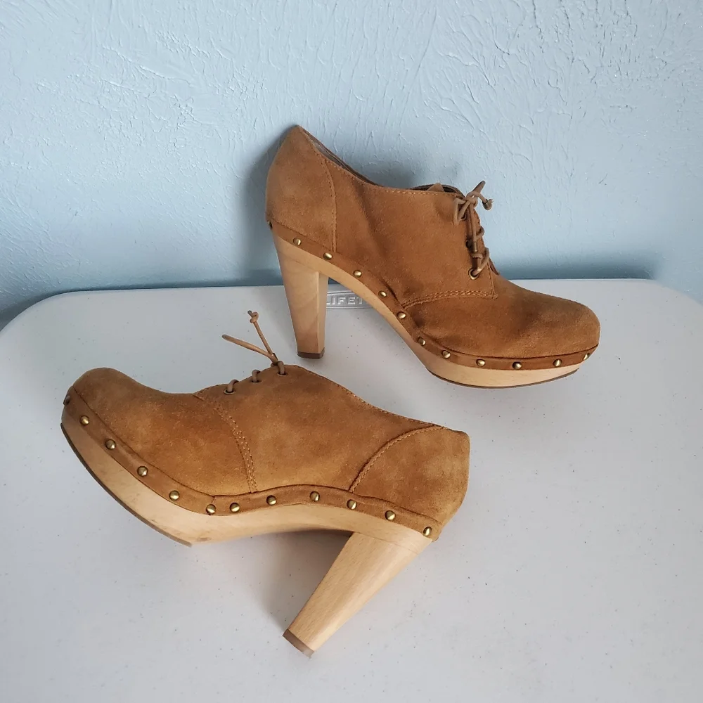 Banana Republic Suede Lace-Up Ankle Booties in Cognac Brown